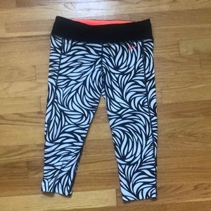 Brand new! Black and white cropped Nike leggings